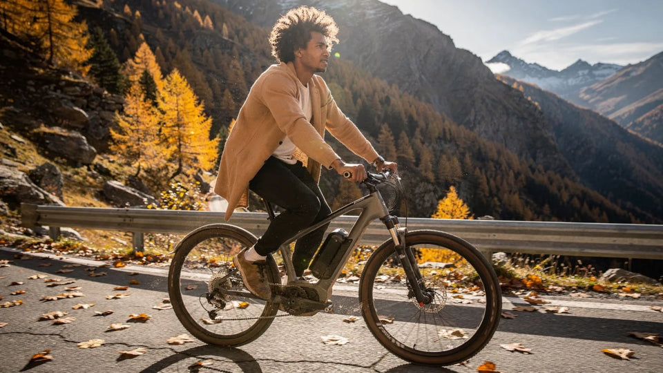 Radfahrer im Herbst auf einer Passstraße, im frühen Morgenlicht